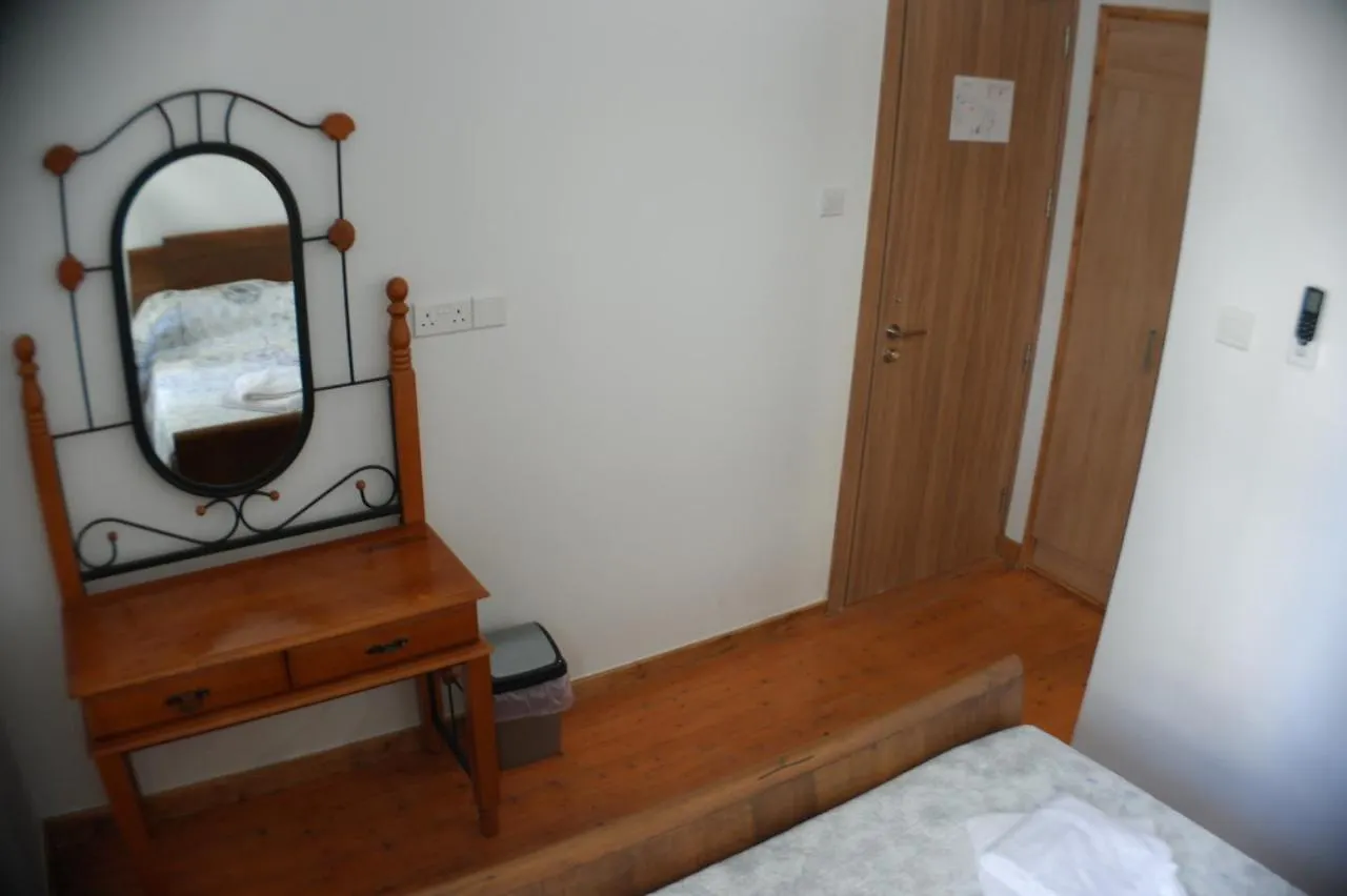 לרנקה Harrys Inn Guesthouse בית הארחה